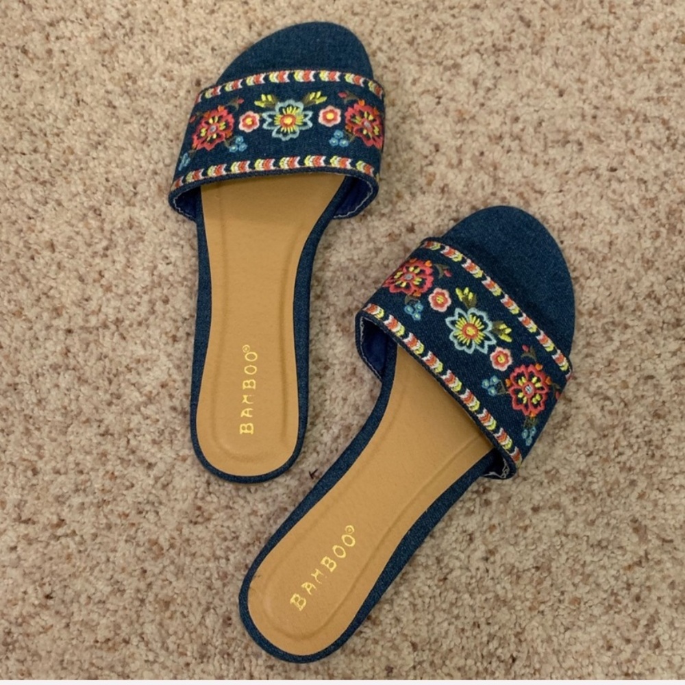 NWOT Bamboo Embroidered Slides (6)